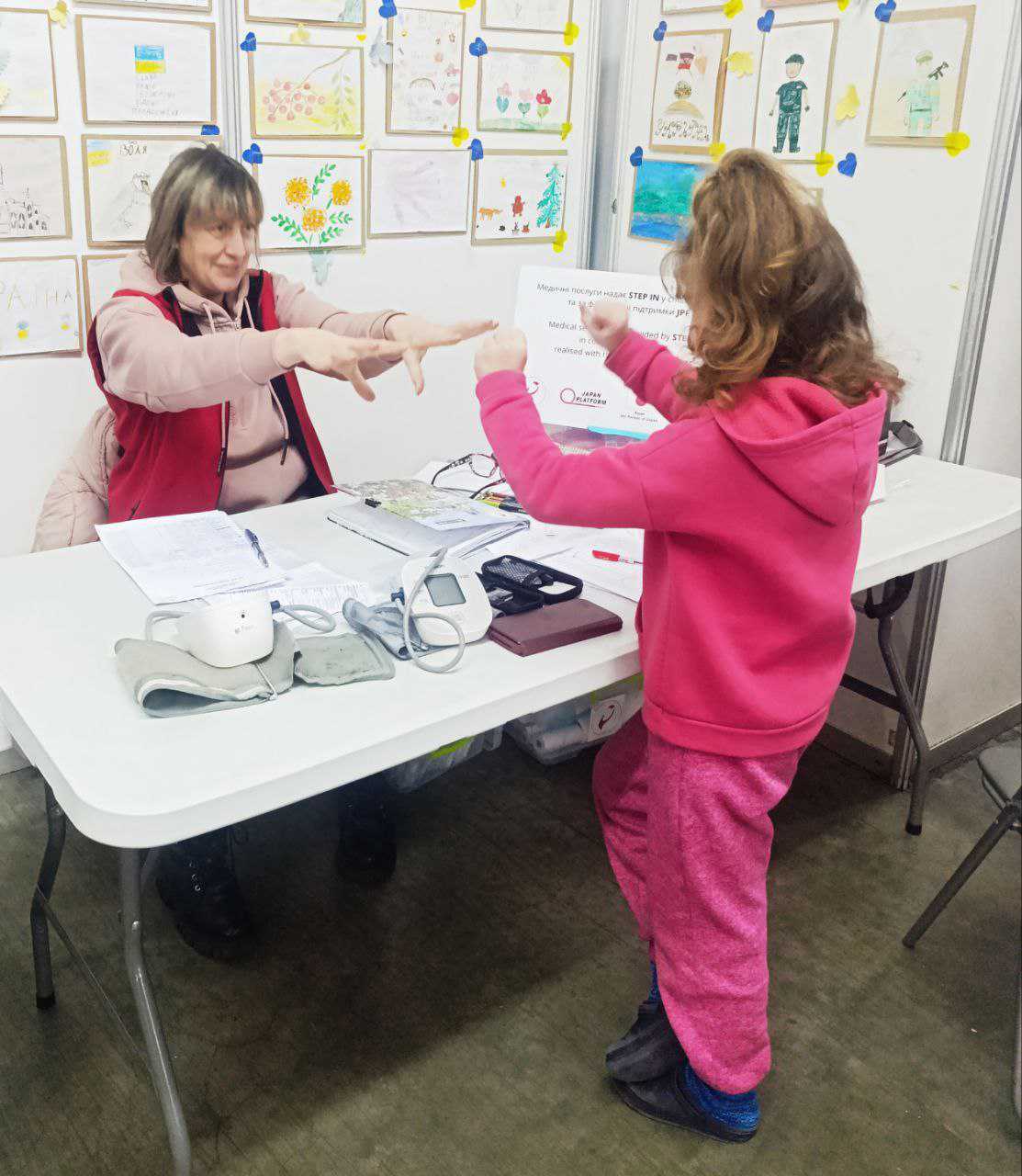 国内避難民が生活するシェルターを訪問する移動診療チーム。利用者は高齢者から子どもまで幅広い