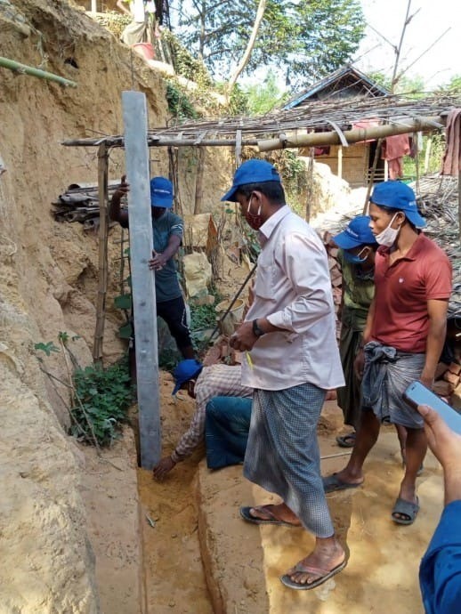 ロヒンギャ難民支援・難民ボランティア主体の水浴び場建設の様子
